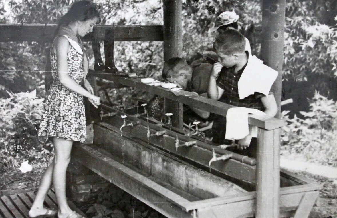 Сегодня многие дети едут на каникулах в летние лагеря. После чего пишут в мессенджерах своим родителям, что там плохие условия и требуют забрать их обратно в город. И в этом они далеко не оригинальны.-26