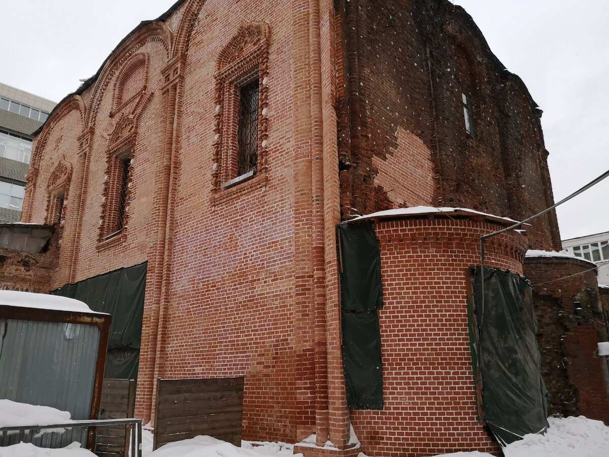 Листаем. Были купола в храме, но их снесли в 1936 году