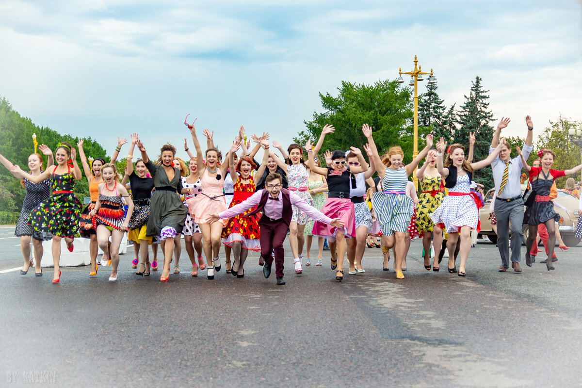 Вообще все эти фото делались энтузиастами фотоклуба "Фототусовки", который когда-то вел Владимир Фурман. Не знаю, где он сейчас((