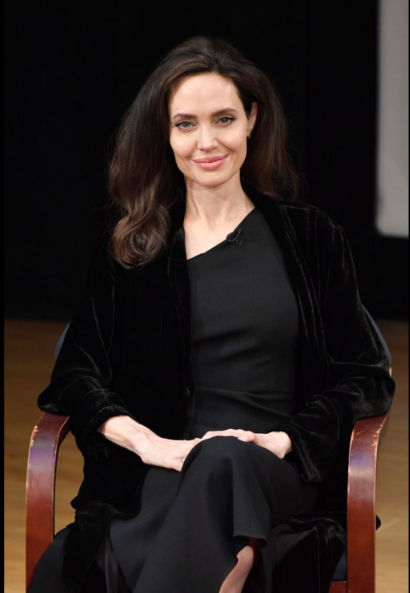  Анджелина Джоли. https://www.woman.ru/
