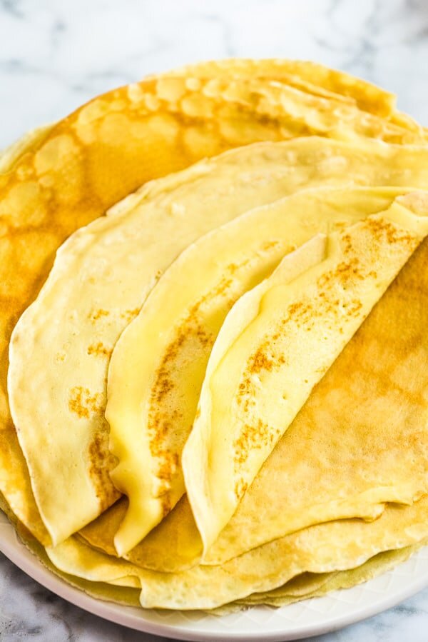 Чудесные и румяные тонкие блинчики на молоке. Вкусные и аппетитные как никогда! Фото:  cooktoria.com