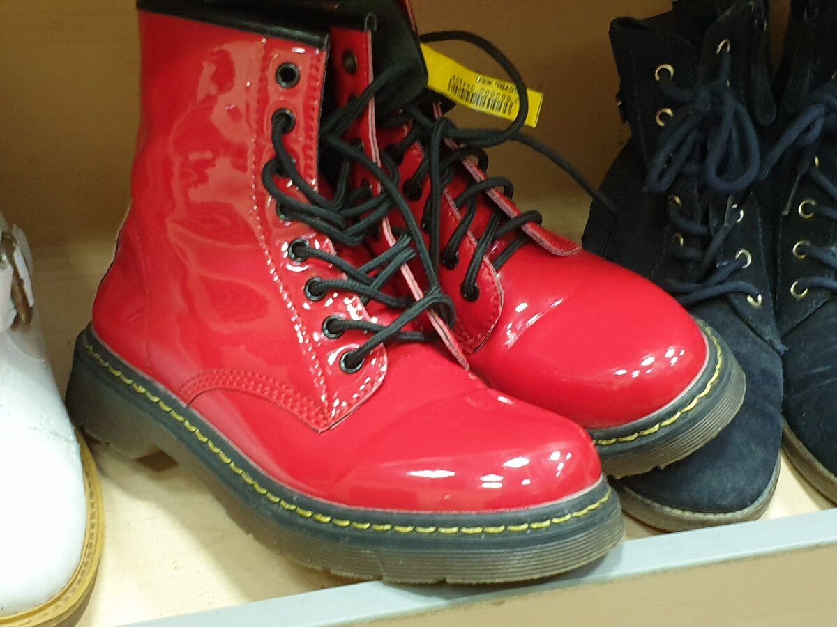 Красные лакированные ботинки в секонд хенде