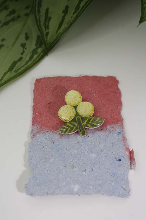 Бумага ручной работы размером 6*9 см и наш значок, сделанный моим супругом