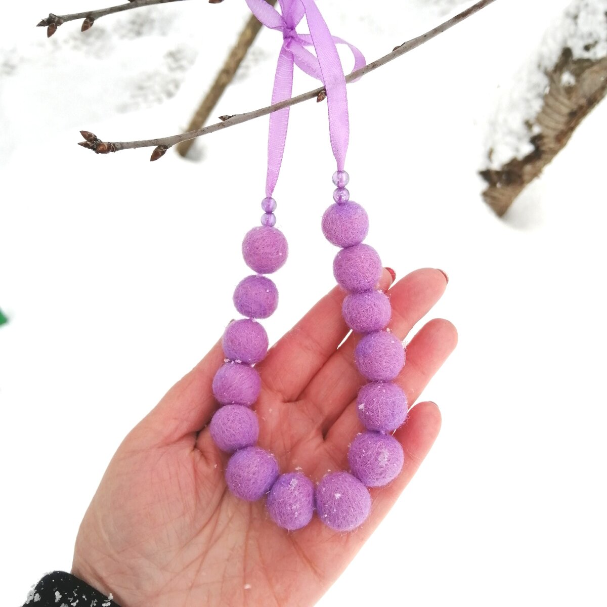 Бусы из шерсти Фото автора