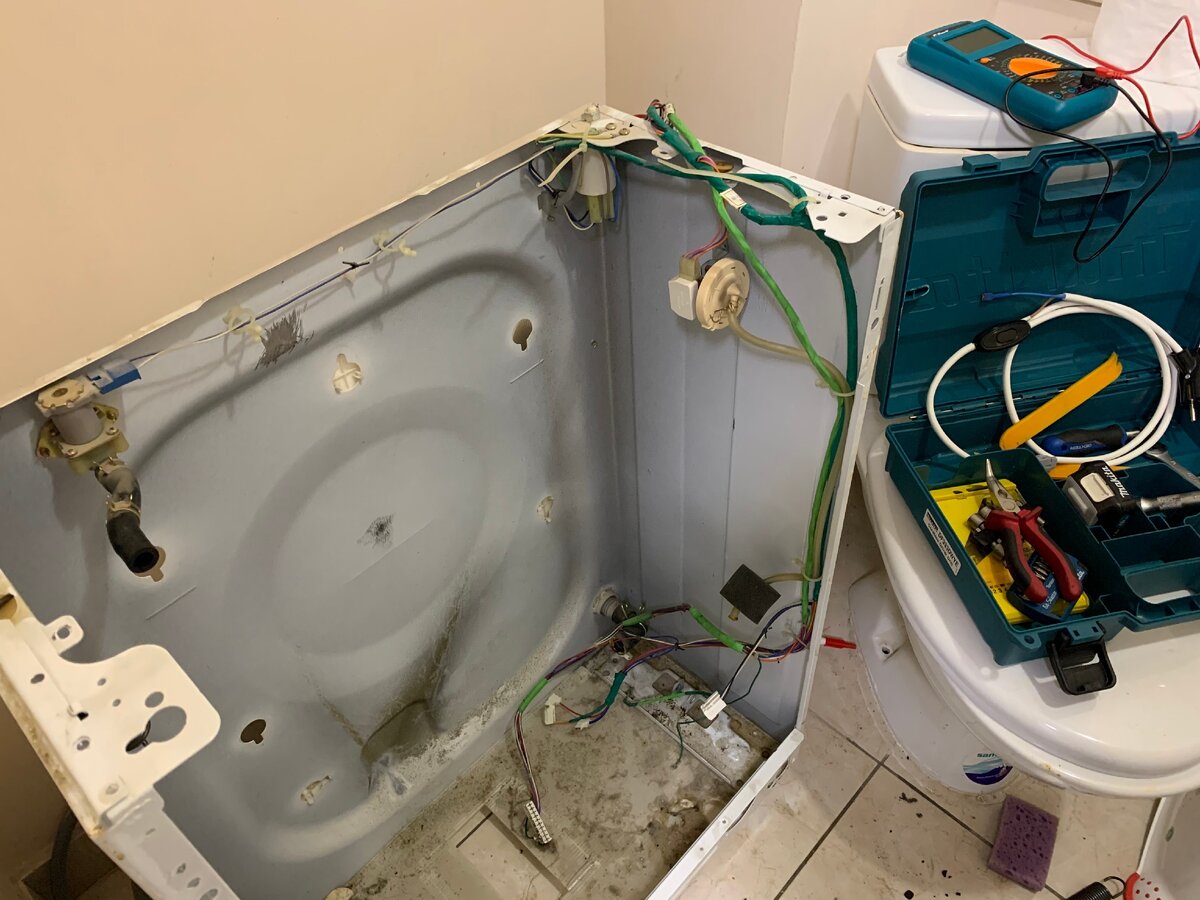 Свою первую стиральную машину я разобрал "До винта" за 2 часа. 