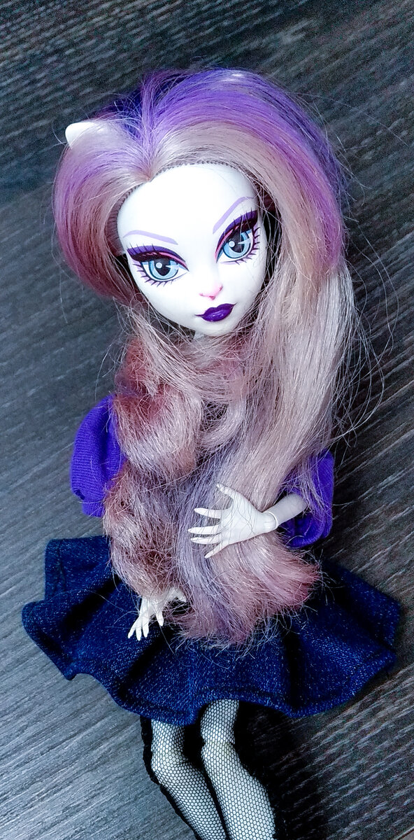 Кошечка готова продемонстрировать вам наряд