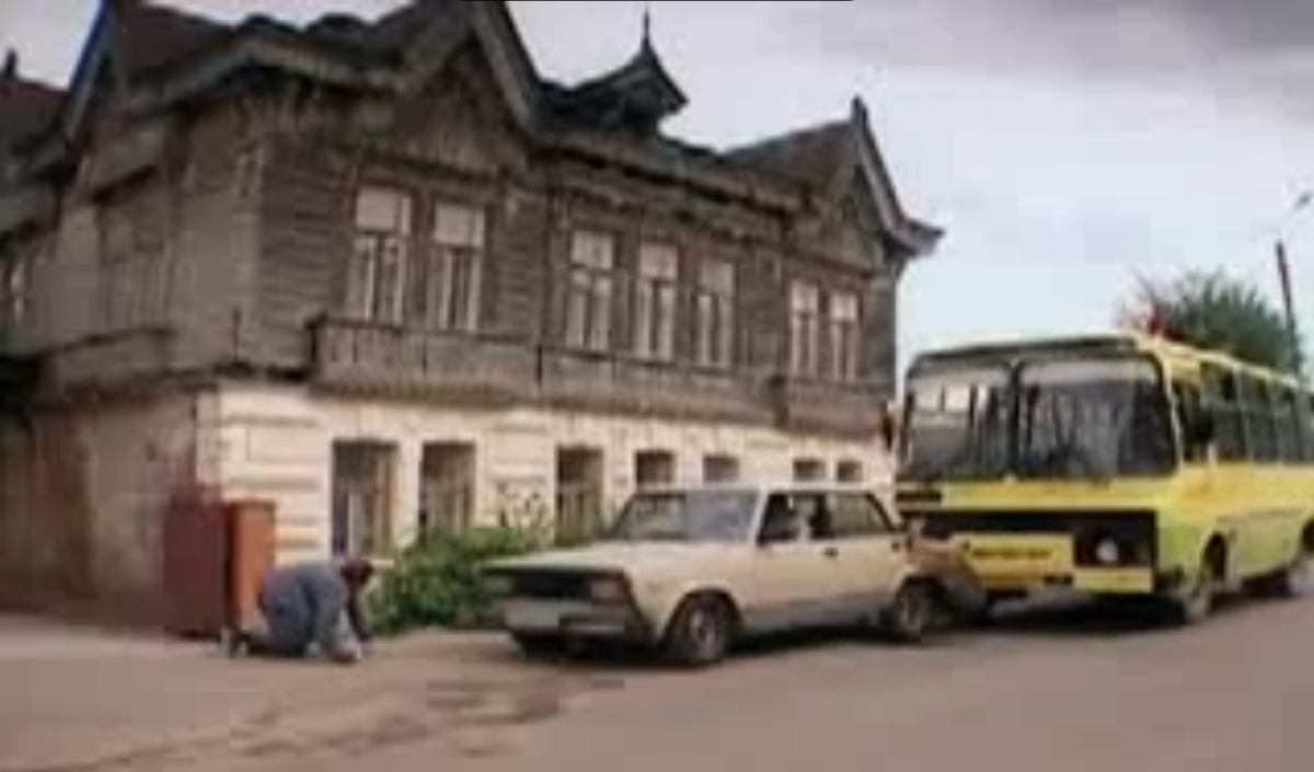 Момент ДТП из сериала. Скриншот из 1-й серии. 