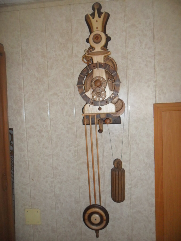 Часы из дерева с маятником