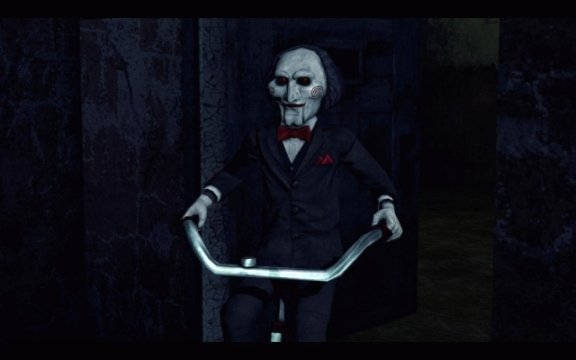 Saw: The Video Game – это игра по мотивам фильма "Пила". Главный герой, детектив Тапп, знакомый по первой части картины, оказывается в плену у безжалостного маньяка по прозвищу Конструктор Смерти. Он сам не убивает своих жертв, но заставляет их пытать и убивать друг друга. У игрового процесса две составляющие: заковыристые головоломки, которые частенько повторяются, и не доведенные до ума стычки с другими персонажами. За графику, к которой нареканий почти нет, отвечает движок Unreal 3.