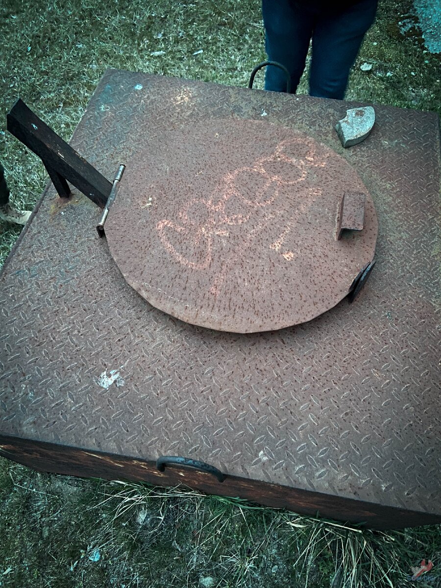 Открыл железный люк и оказался в заброшенном бункере военных. Удивило ...