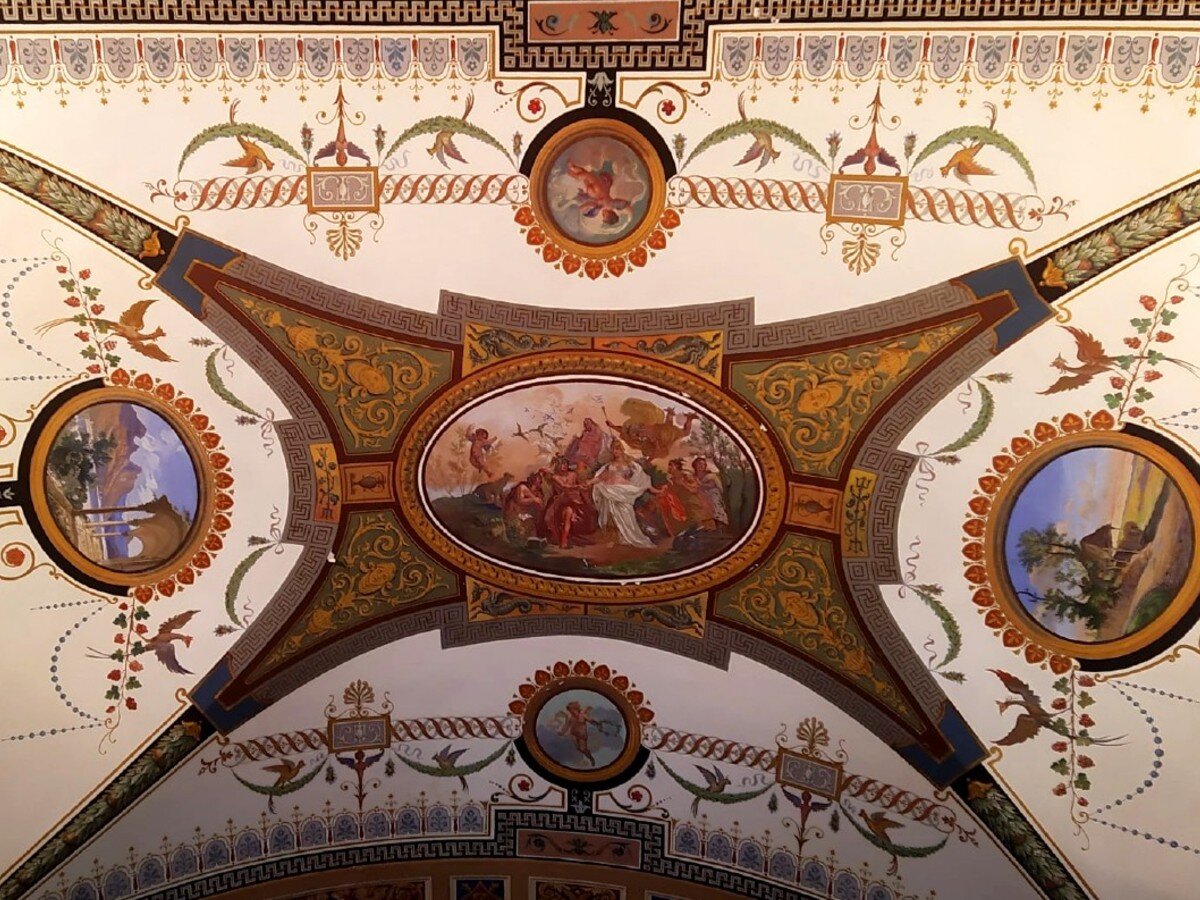 На сводах аванзала