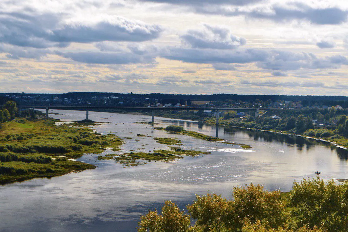 Река Сухона Тотьма. Река Сухона Вологодской. Сухона река мост. Сухонский мост в Тотьме.