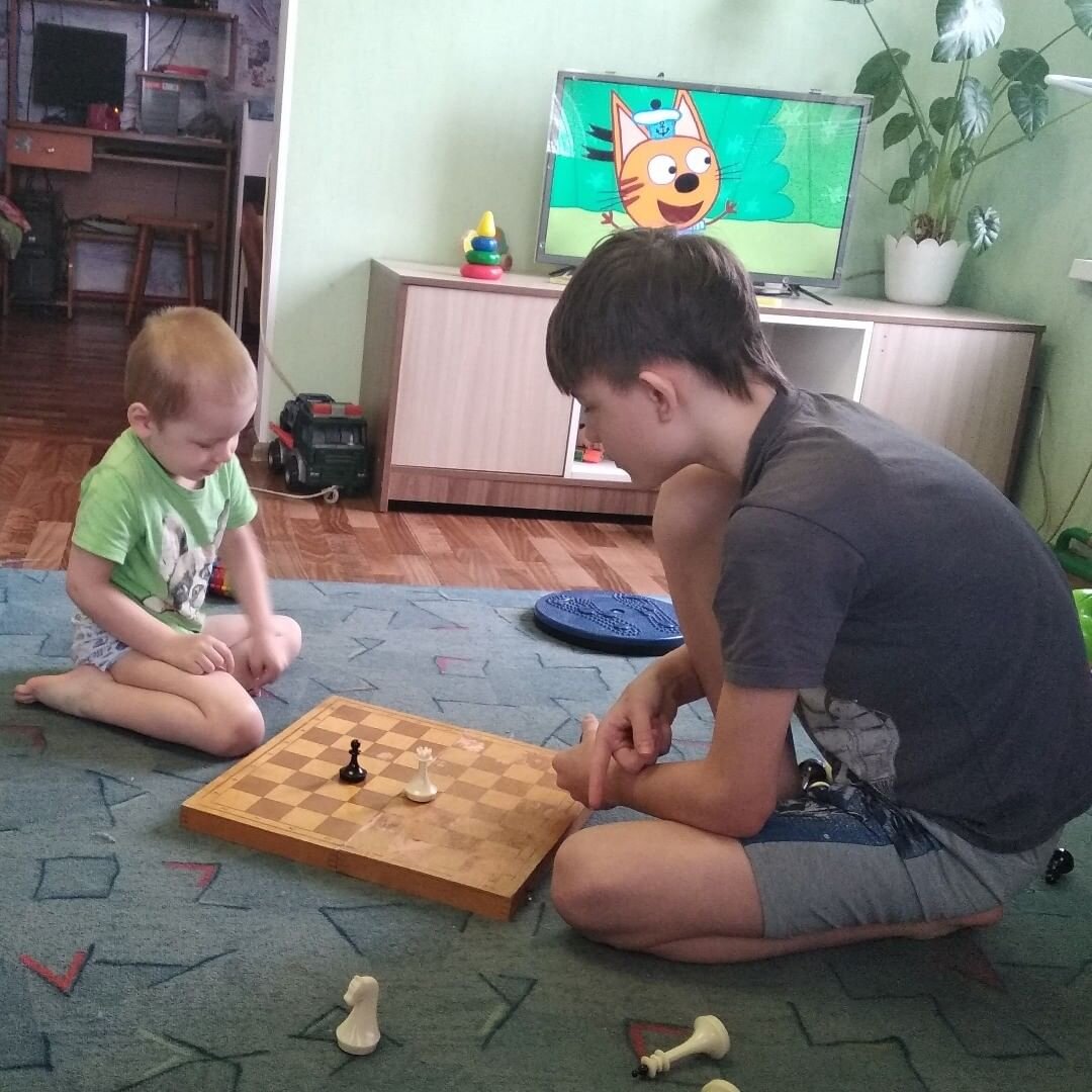 Стас и Паша играют в шахматы. Паша никак не может запомнить, что конь ходить буквой Г