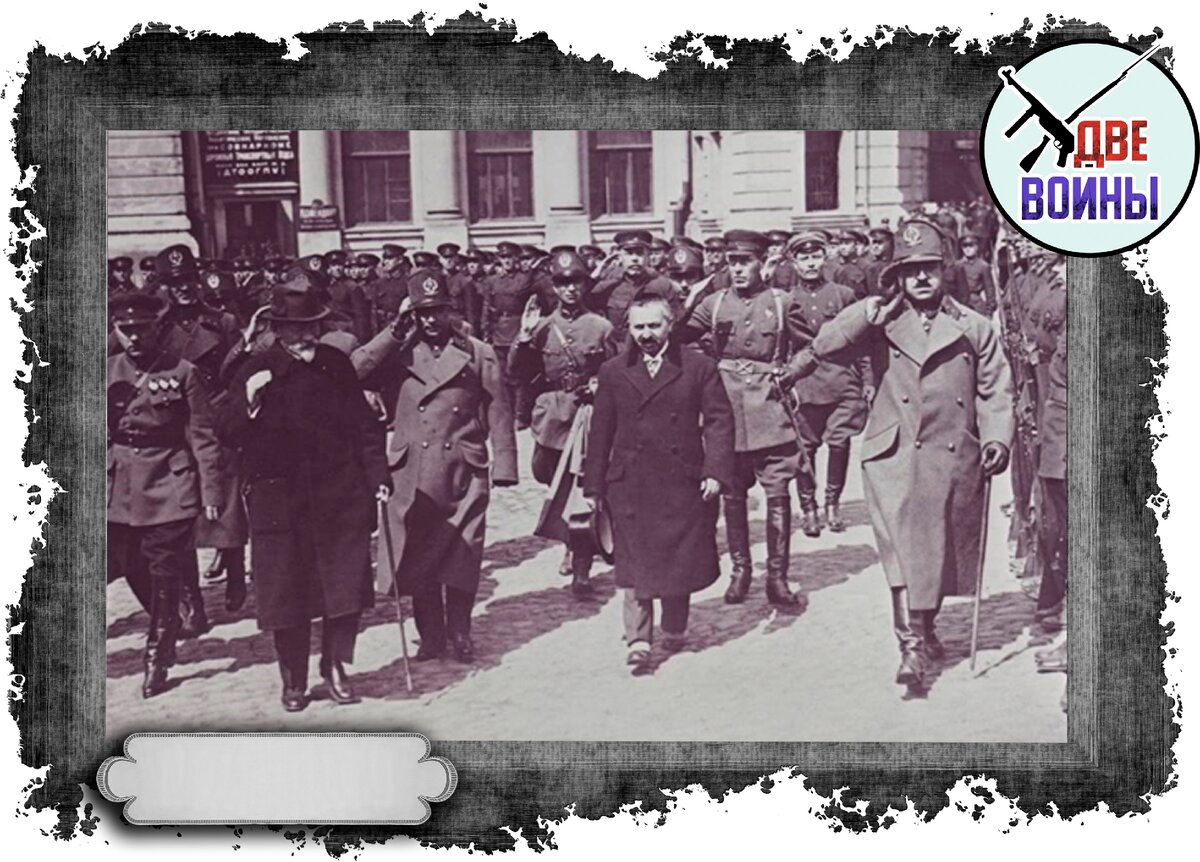 В 20-х годах Аманулла (крайний справа) посещал и Москву, и Ленинград, и другие города СССР. Фото в свободном доступе.