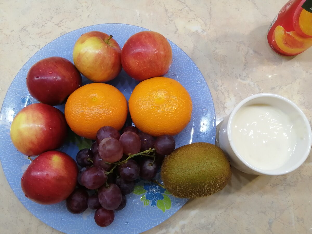 На фотографии изображены вымытые фрукты и йогурт.