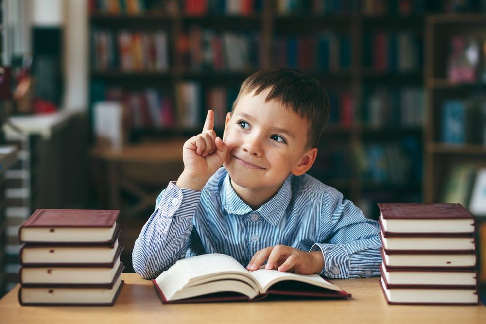Интересно изучать. Читать первокласснику. Чтение для первоклассников. Ребенок увлеченно читает. Ребенок начальной школы за книгой