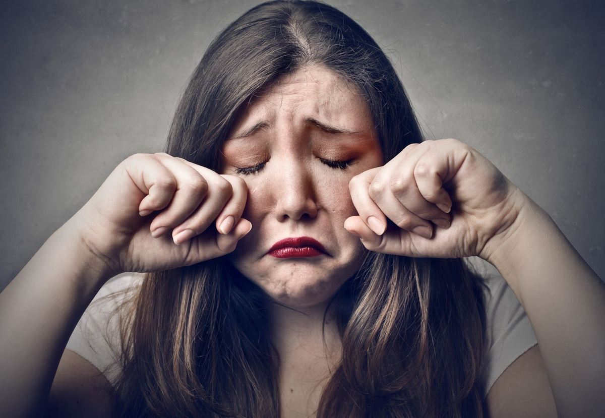 Как женщины манипулируют слезами?