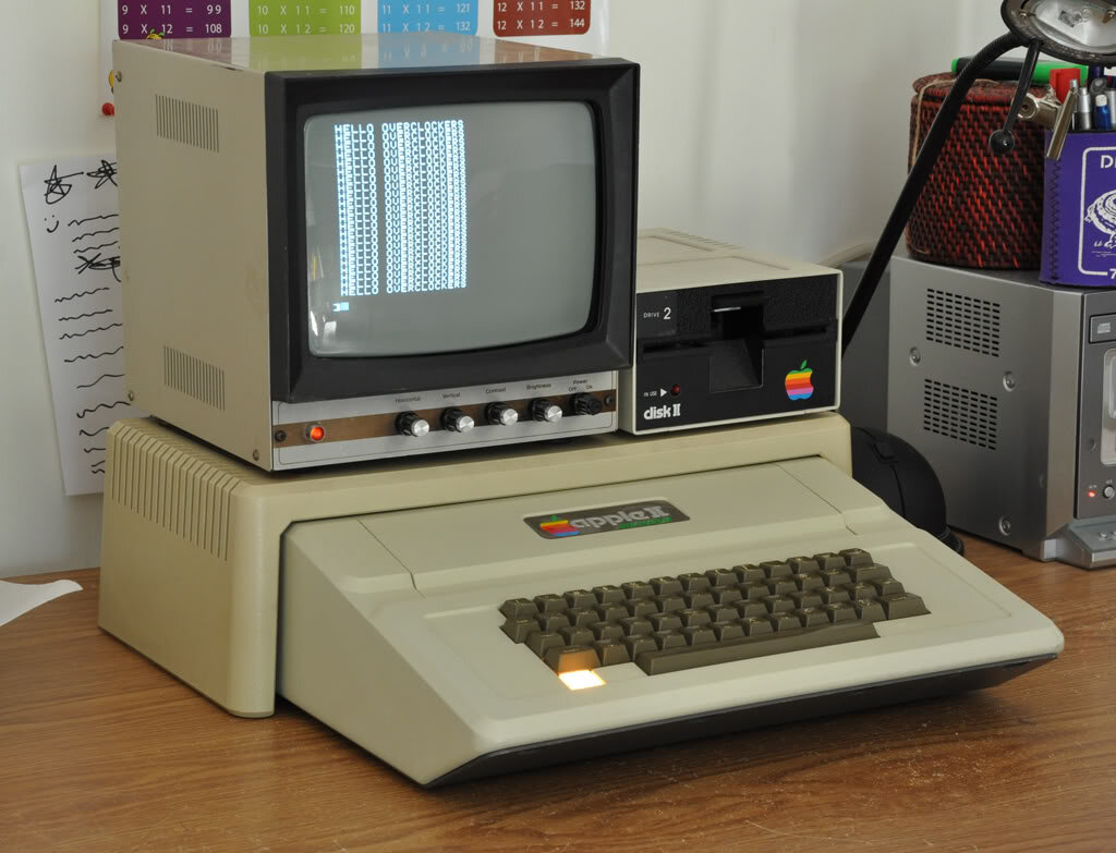 Массовое производство персональных компьютеров. Apple II 1977. Первый компьютер Эппл 2. Apple 2 компьютер 1977. Apple II 1977 Ram.