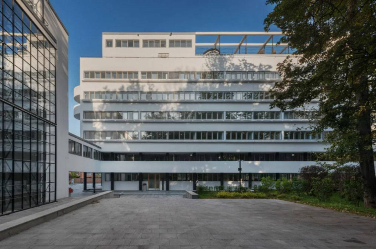 Летом 2020 года вернулся к жизни дом Наркомфина — главный шедевр эпохи конструктивизма в Москве. 