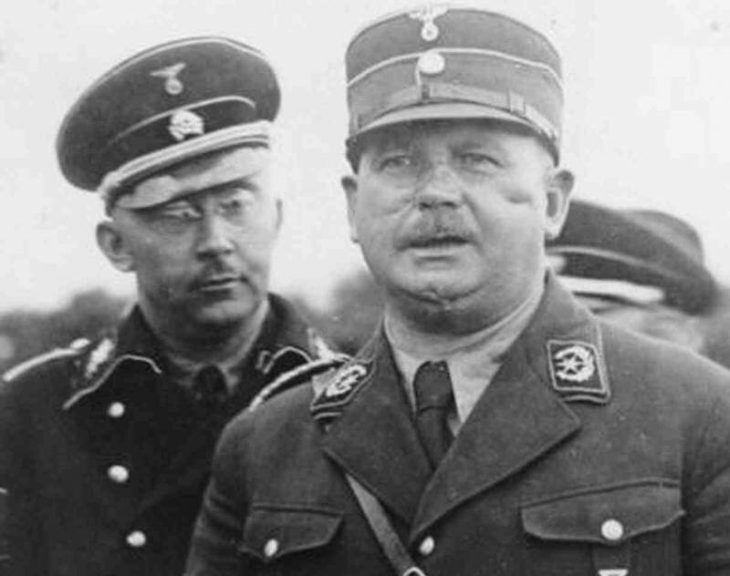 Рейхсфюрер СС Генрих Гиммлер и начальник штаба СА Эрнст Рем на этом снимке ещё соратники. Фото взято с ресурса Яндекс.Картинки 