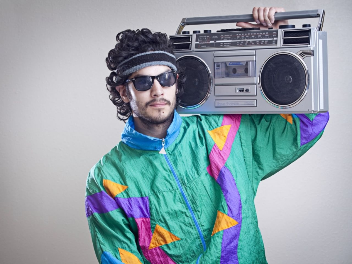 80 90 2000хх слушать. Boombox Sony 2000х. Человек с магнитофоном. Стиль 90х. Парень с магнитофоном на плече.