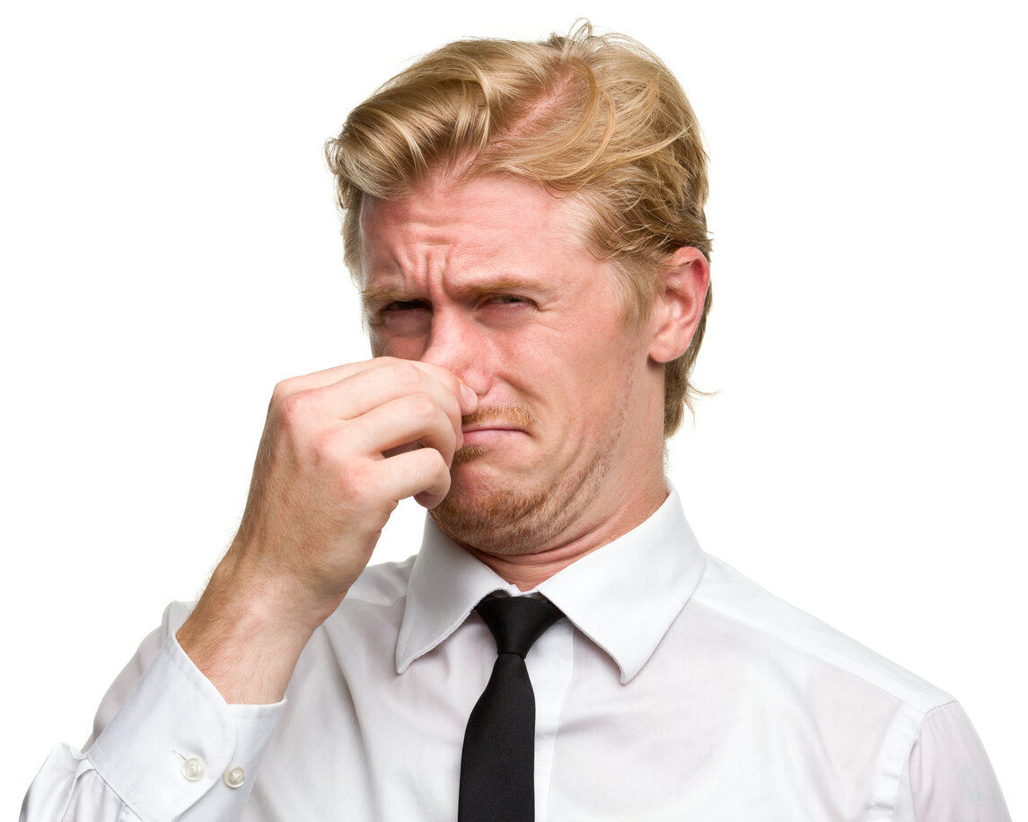 человек морщится от запаха. воняет жутко. зажатый нос. воняет жутко. заткнуть нос.