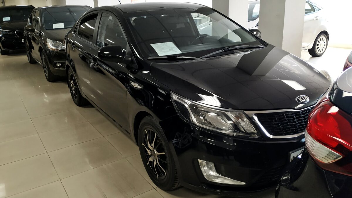 Наконец я нашел менеджера и он подвёл меня к той самой, которая без окрасов и проблем.