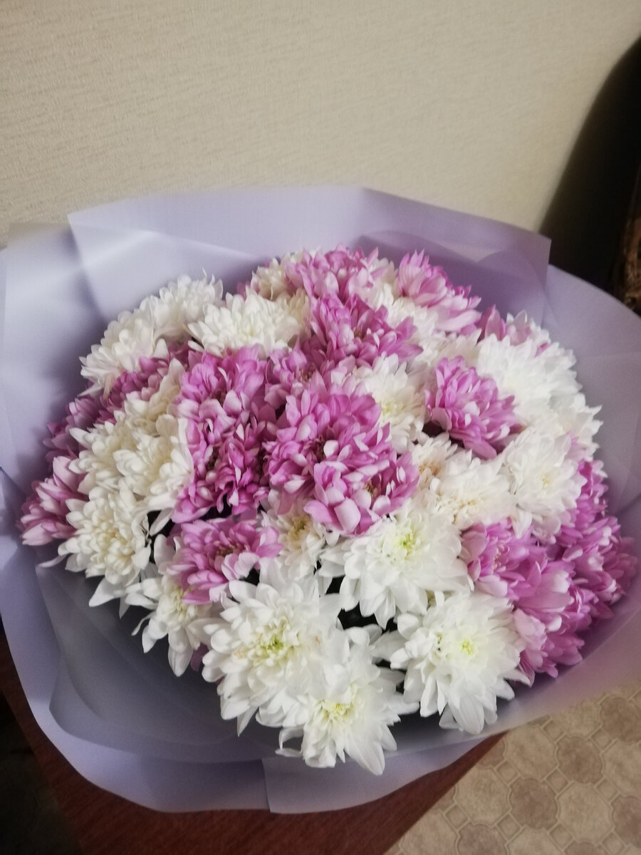 Не обязательно тот, что дарит цветы. 