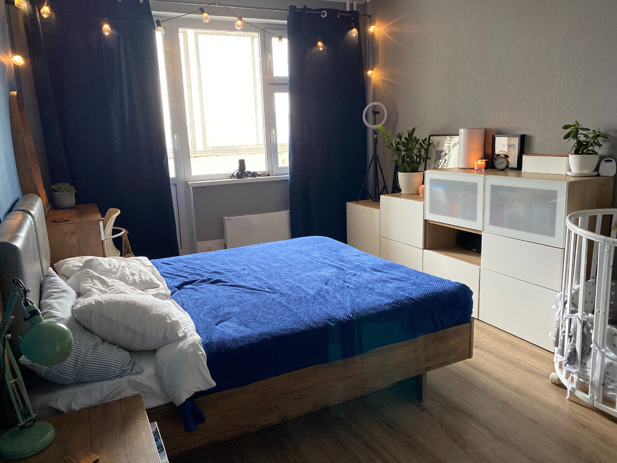 У нас нет "зала", так как роль гостиной выполняет кухня, благо метраж  и наличие дивана позволяет. Шкафы мы забрали из предыдущей квартиры и стоят они совершенно не так, как должны (половина из них должна висеть), но плюс мебели из Икеа - она как лего, можно поставить как угодно и в данном случае нам удобно так. Их мы не собираемся оставлять, а планируем отвезти на дачу после ремонта в квартире.  Все шкафы, кстати, заняты книгами. Многие опытные минималисты уверены, что все печатные книги можно заменить электронными и хранить в планшете - это не занимает место и освобождает пространство для хранения, но мы книголюбы и мечтаем о библиотеке. Более того, книгу, которую я прочитала в электронном виде, я всегда хочу купить, чтобы перечитывать, делать заметки, ощущать страницы. 