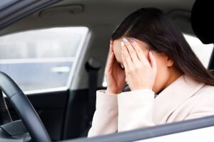 Почему в машине пахнет бензином: основные причины и способы устранения запаха