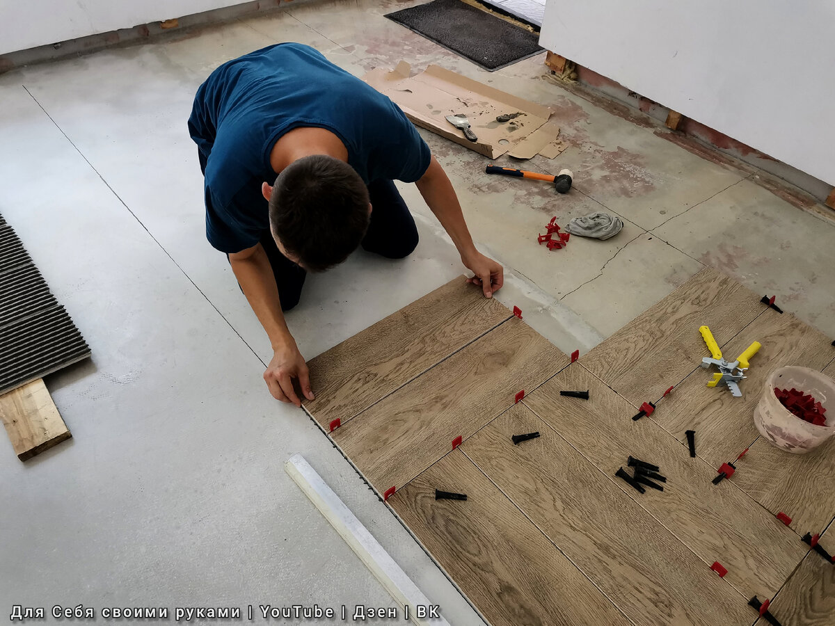 Укладываю подрезанную керамогранитную плитку на кухне