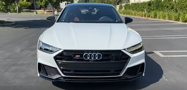 Дизайн передней части кузова у Audi S7 2020 года.