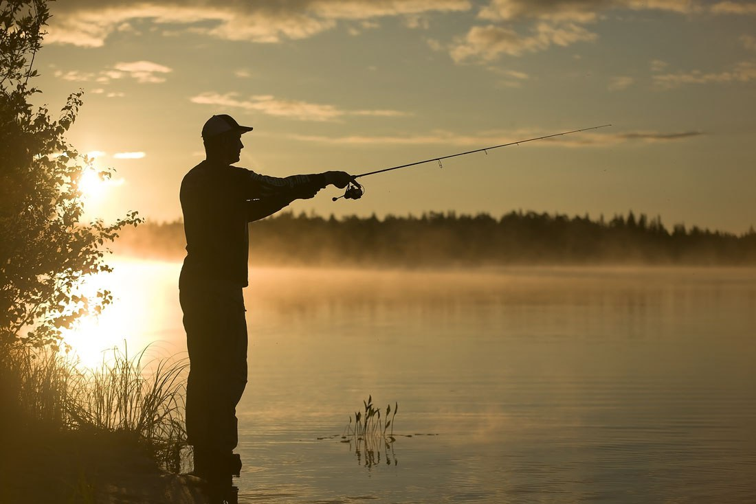 Находясь здесь, мы не знаем погоду потому, что связи там нет. Поэтому успешно ловим рыбу каждый день.