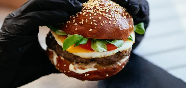 Как приготовить домашний бургер . Источник: pexels.com