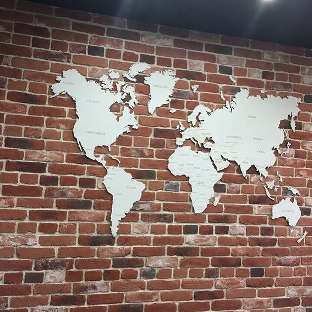 Деревянная карта на кирпичной стене