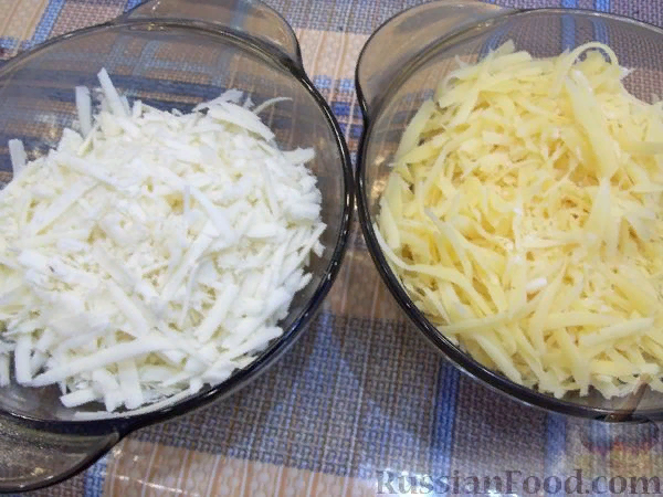 Сыры натрите на крупной терке.
