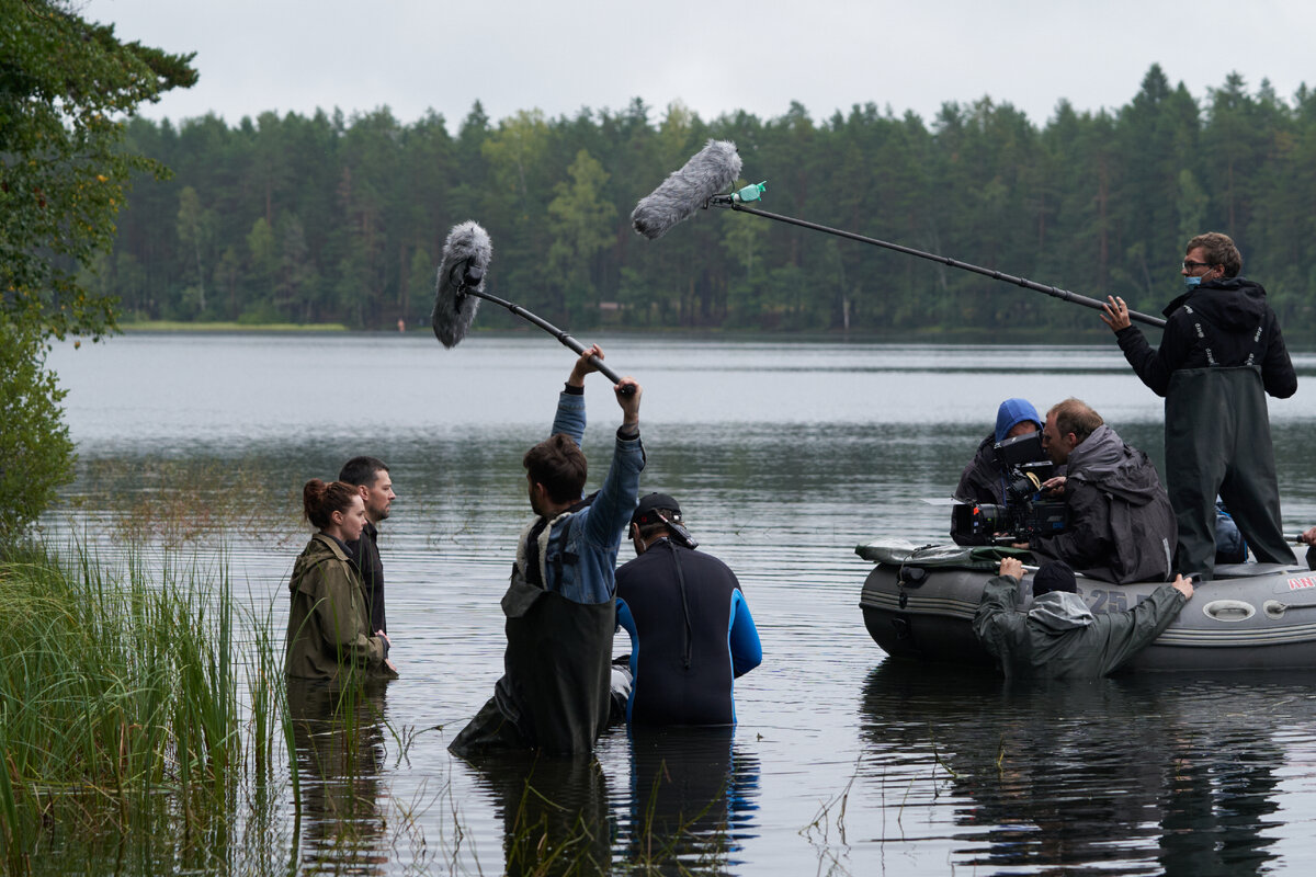 Даниил Страхов в роли Павла Андреева и Елена Николаева в роли Виолетты. На съемках сериала