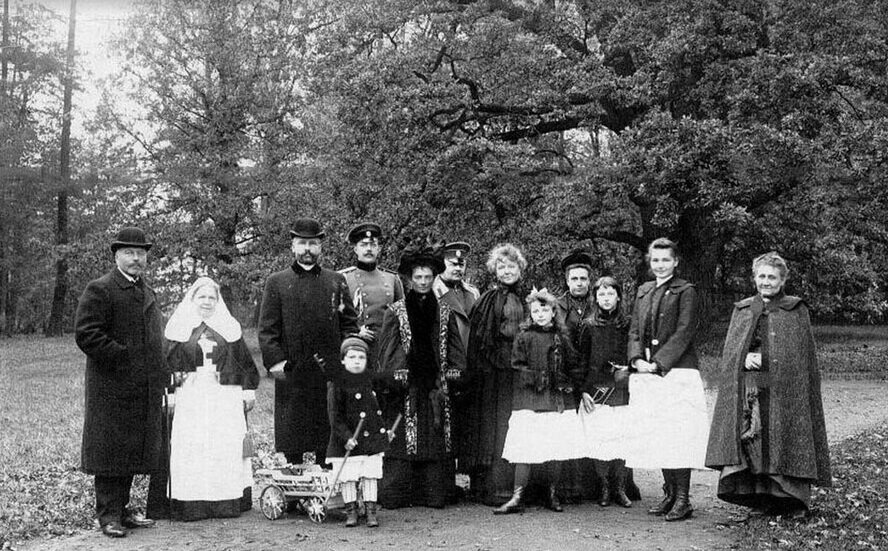 Маленький Аркадий с семьей и друзьями семьи в Елагином парке