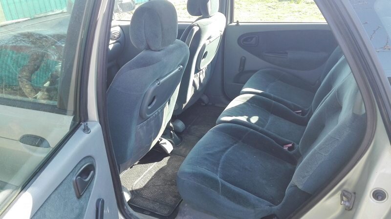 Вот столько места сзади в Сценике, если передние сиденья полностью отодвинуты назад