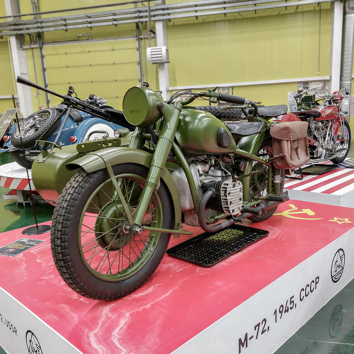 Самый массовый советский армейский мотоцикл ИМЗ М-72. Мощность машины 22 л.с. Годы производства 1941 - 1956.