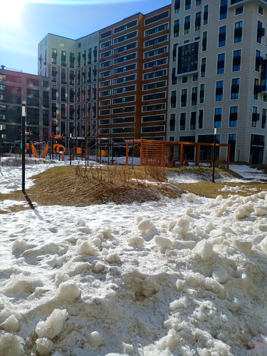 Летние беседки-патио. На переднем плане: элемент ландшафтного дизайна — альпийская горка. Двор 1-го и 2-го корпусов