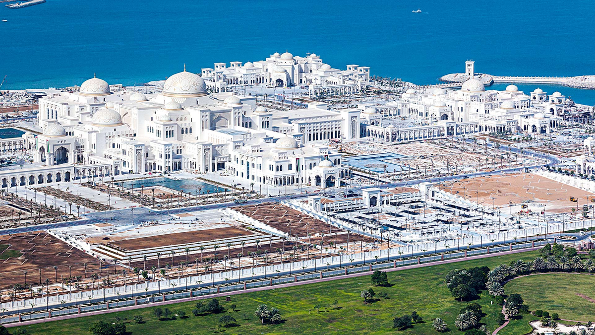 Новый королевский дворец и мечеть в Абу-Даби