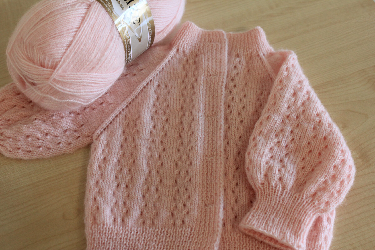 Связанная спицами ажурная кофточка на девочку 6 - 9 месяцев