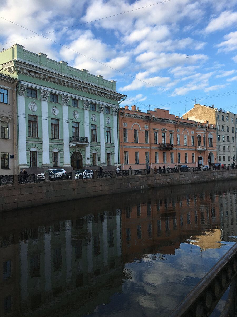 Бывший дворец С. С. Абамелек-Лазарева (слева) и здание домашнего театра