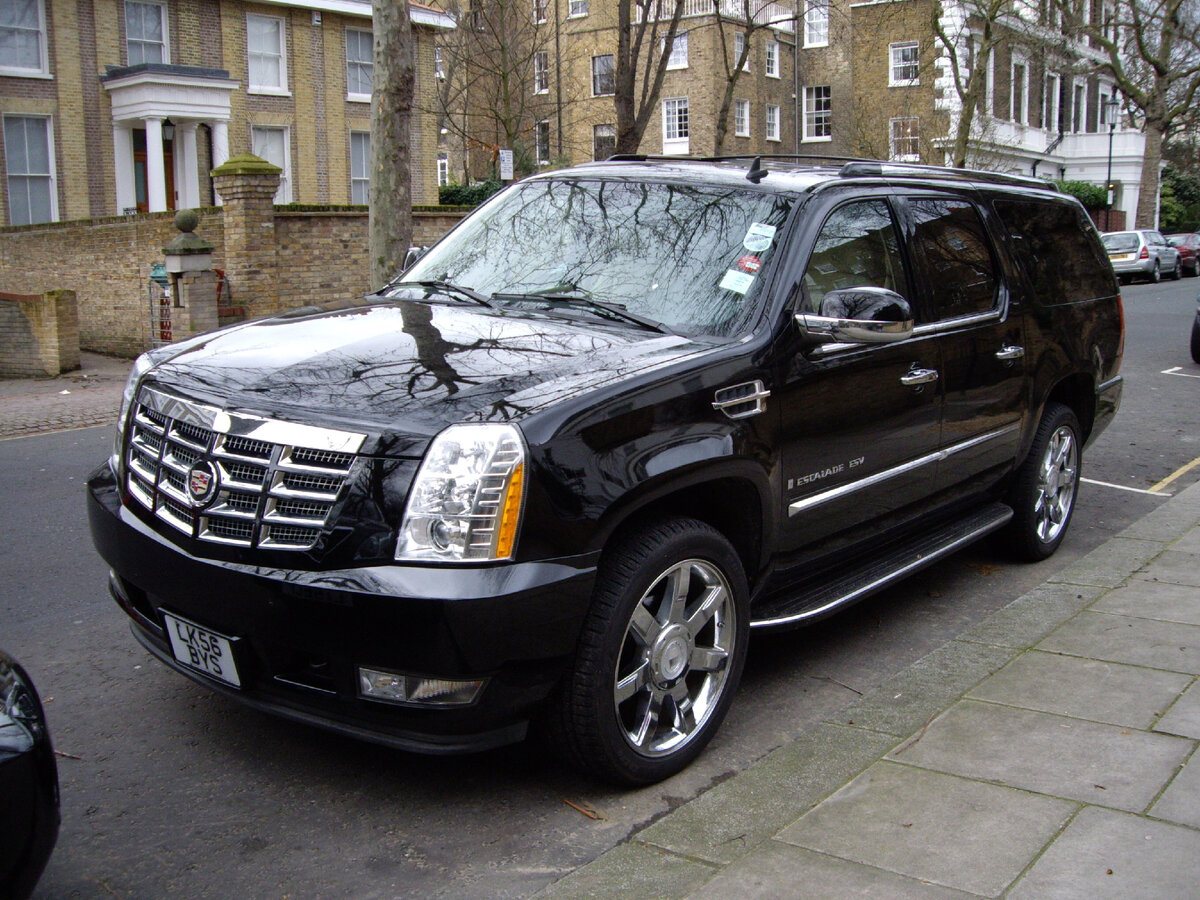 Черный автомобиль Cadillac Escalade 2010 год  Wikimedia commons, лицензия Creative Commons Attribution 2.0 Generic изменений нет