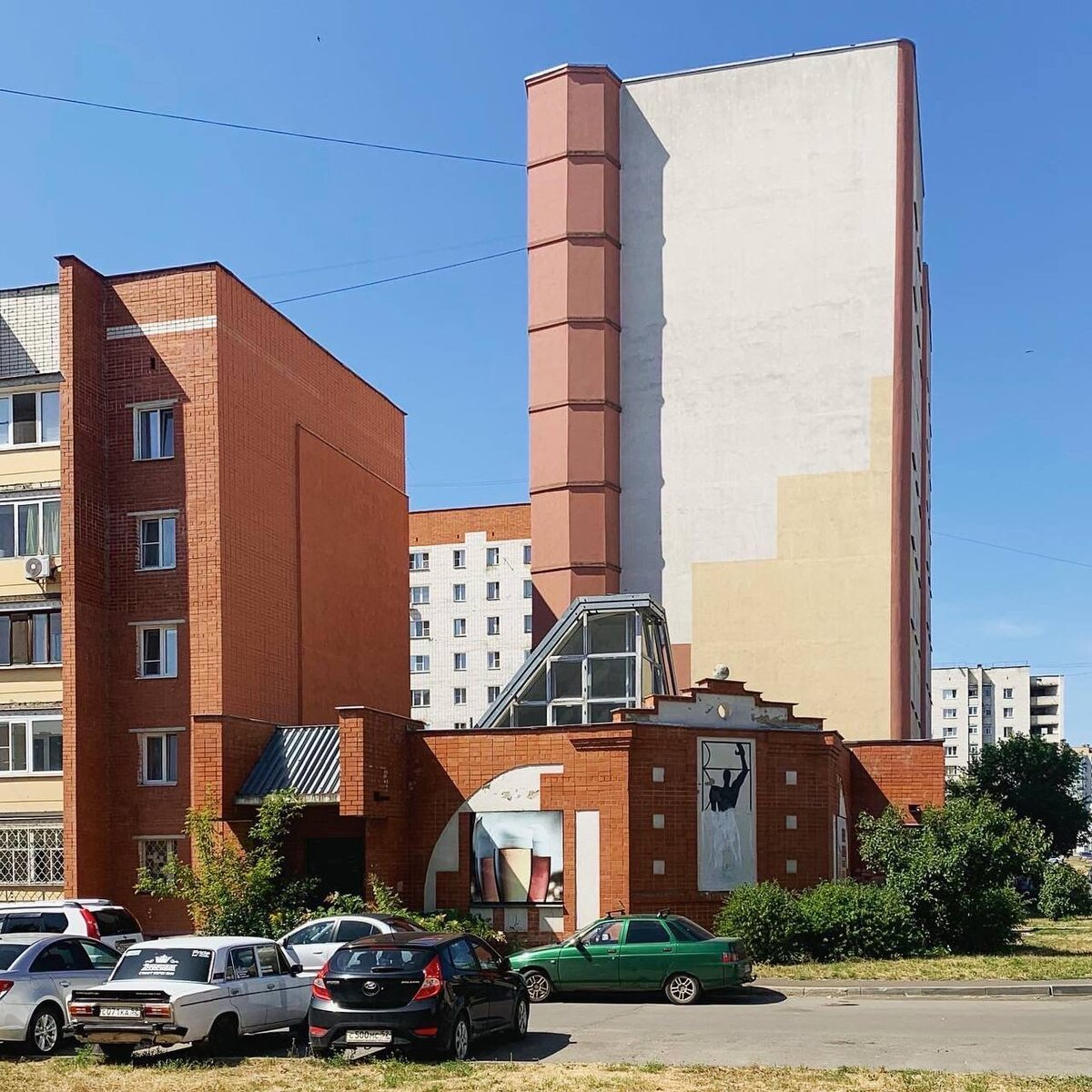 Монолитные дявятиэтажки соединенные пятиэтажными кирпичными корпусами