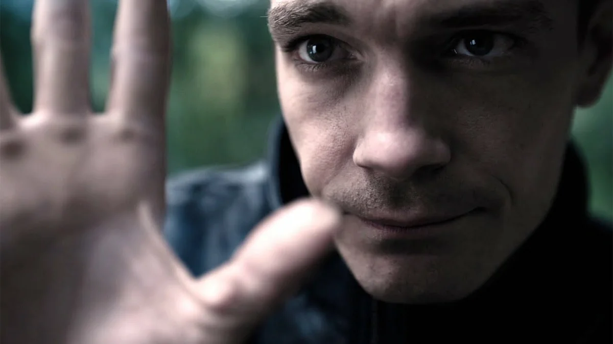 главный герой- эмоциональный, живой психолог, переживающий свою травму 