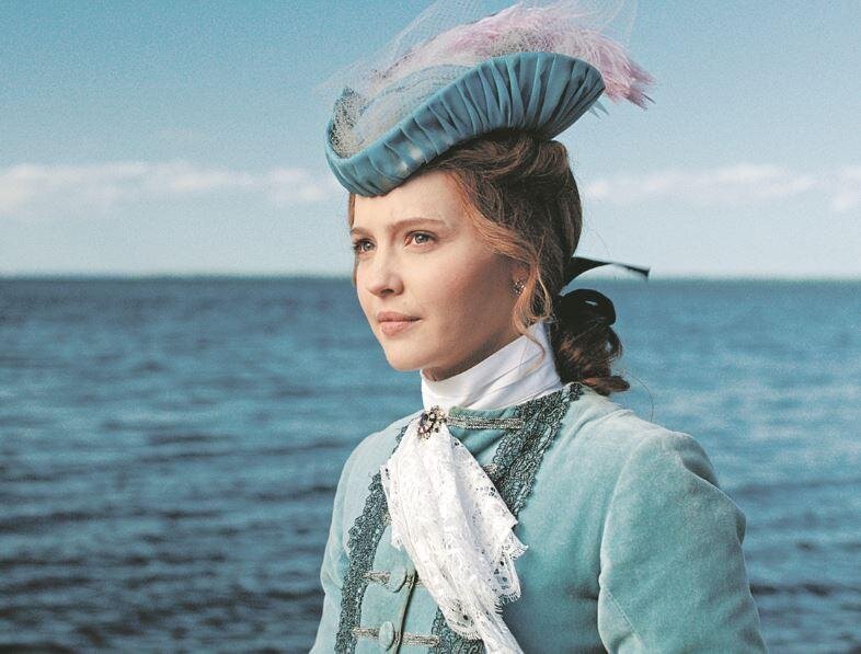 В новом сериале Юлия Хлынина играет совсем юную девушку, на хрупкие плечи которой ложится ответственность за судьбу огромного государства. Фото: кадр из фильма