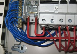 Система электропитания в идеале составляется по схемам, которые рекомендованы правилами устройства электроустановок (ПУЭ). В жилое помещение или на отдельный объект подключается силовой кабель, а уже последующая его разводка внутри здания обеспечивается с помощью распределительного щитка.