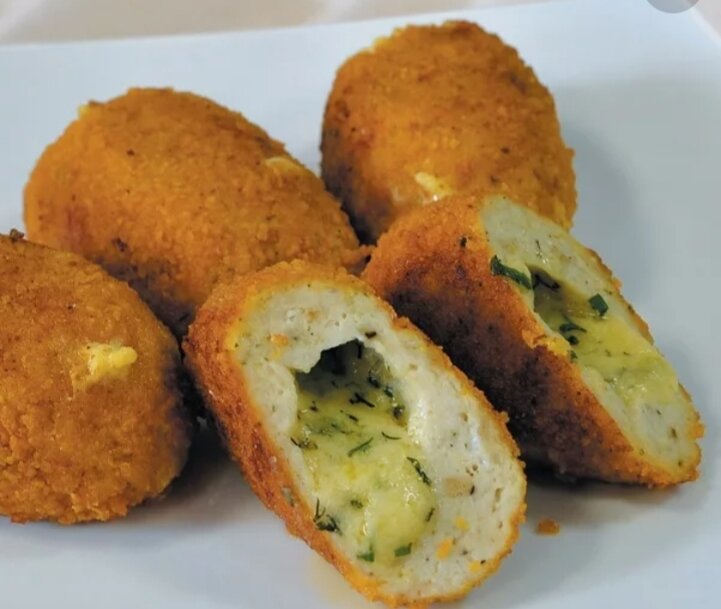 Котлеты с сыром. Куриные котлеты с сыром. Куриные котлеты с сыром. Котлета по киевски с маслом. Икеа картофельные крокеты.